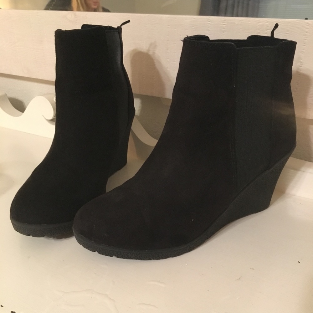 Black wedge boots